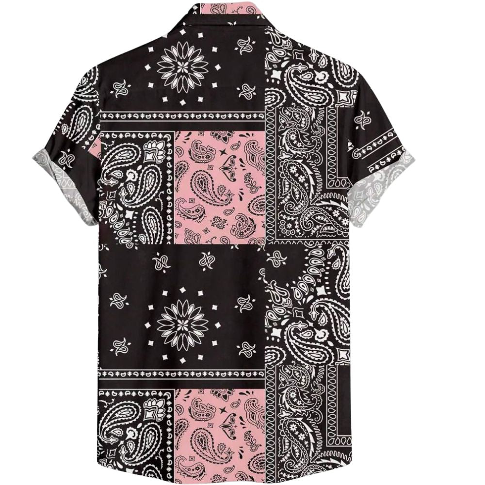 Vista traseira da Camisa Vinser Bandol com estampa patchwork bandana em preto, branco e rosa, modelagem de manga curta, gola tradicional e caimento leve, destacando o acabamento refinado e o design moderno.