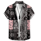 Vista frontal da Camisa Vinser Bandol com estampa patchwork bandana em preto, branco e rosa, manga curta, gola tradicional e caimento leve, ideal para um visual moderno, marcante e confortável.
