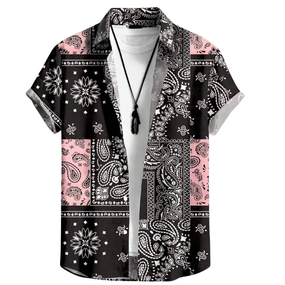 Vista frontal da Camisa Vinser Bandol com estampa patchwork bandana em preto, branco e rosa, manga curta, gola tradicional e caimento leve, ideal para um visual moderno, marcante e confortável.