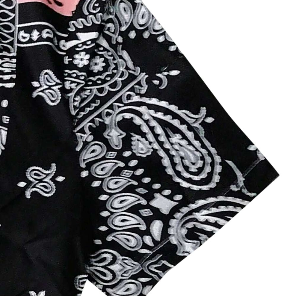 Detalhe da manga da Camisa Vinser Bandol, destacando o acabamento dobrado, as costuras reforçadas e a estampa patchwork bandana em preto, branco e rosa, evidenciando a leveza do tecido e a qualidade dos acabamentos.