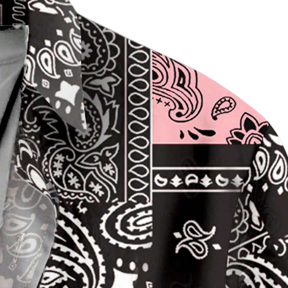 Detalhe do tecido da Camisa Vinser Bandol, destacando a estampa patchwork bandana em preto, branco e rosa, a textura do tecido, as costuras refinadas e o acabamento premium, evidenciando conforto, leveza e qualidade.