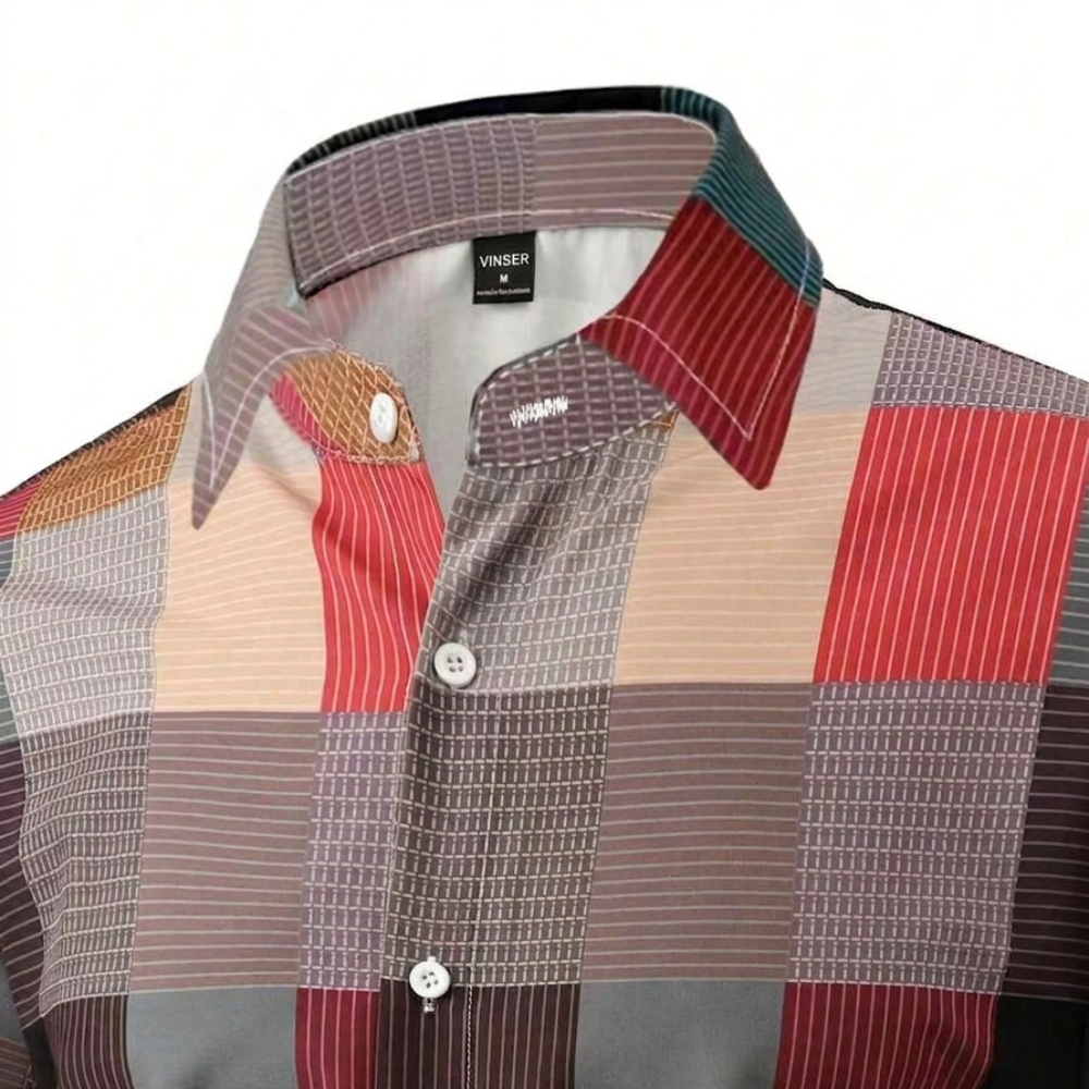 Detalhe da gola e estampa da Camisa Vinser Blumenau em tons terrosos, vermelho, cinza e preto