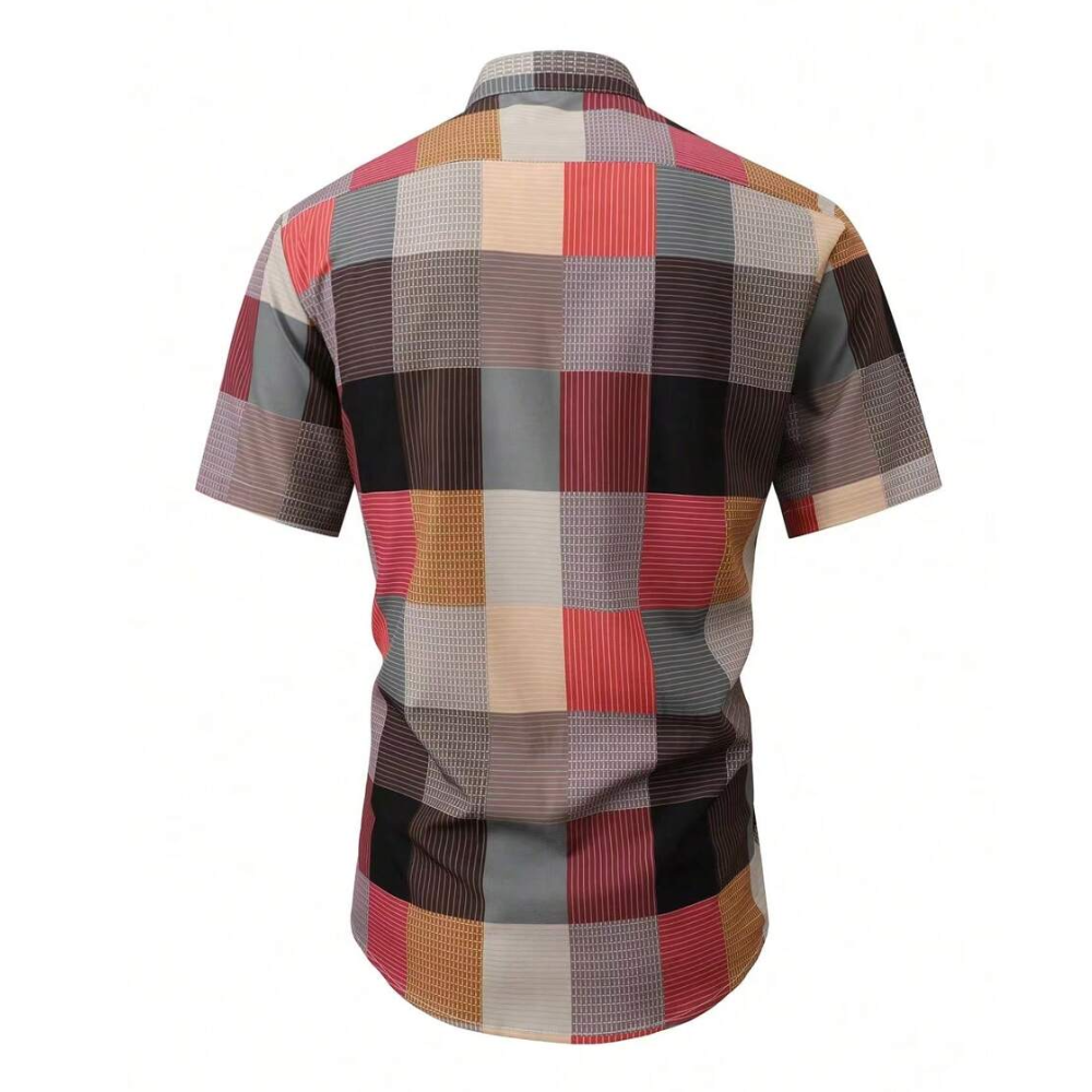 Camisa Vinser Blumenau estampada vista de costas, com blocos geométricos em tons terrosos, vermelho, cinza e preto