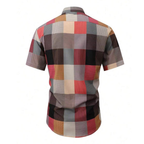 Camisa Vinser Blumenau estampada vista de costas, com blocos geométricos em tons terrosos, vermelho, cinza e preto