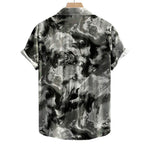 Vista traseira da Camisa Vinser Brisa Costeira com estampa abstrata em tons de preto, cinza e branco, destacando a continuidade da padronagem nas costas.