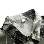 Detalhe da gola da Camisa Vinser Brisa Costeira, destacando o acabamento do colarinho e a estampa abstrata em tons de preto, cinza e branco.