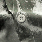 Detalhe do tecido da Camisa Vinser Brisa Costeira, destacando a textura, o botão frontal e a estampa abstrata em tons de preto, cinza e branco.