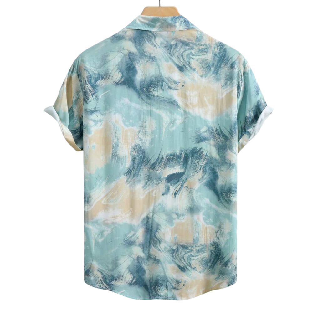 Vista traseira da Camisa Vinser Brisa Marítima masculina, de manga curta, com estampa abstrata inspirada no movimento do mar em tons de azul, verde e bege.