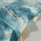 Detalhe da manga da Camisa Vinser Brisa Marítima, destacando o acabamento da costura e a estampa abstrata em tons de azul, verde e bege inspirada no movimento do mar.
