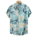 Vista frontal da Camisa Vinser Brisa Marítima masculina, de manga curta, com colarinho, botões frontais e estampa abstrata em tons de azul, verde e bege.