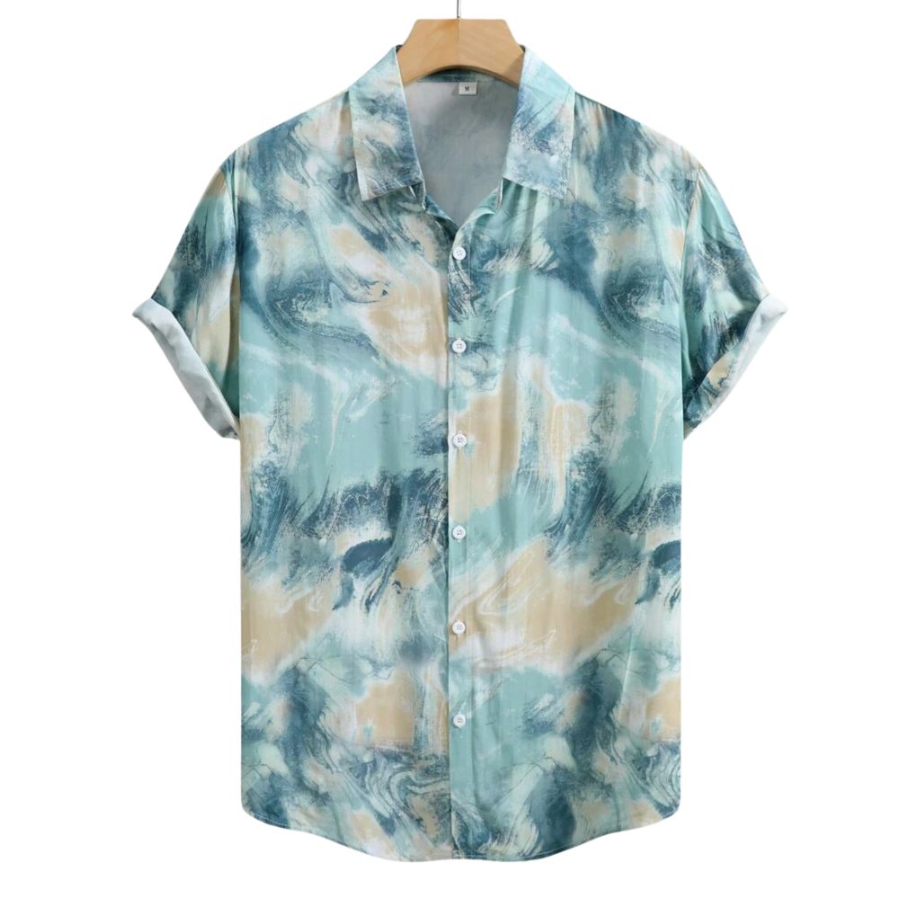 Vista frontal da Camisa Vinser Brisa Marítima masculina, de manga curta, com colarinho, botões frontais e estampa abstrata em tons de azul, verde e bege.