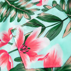 Detalhe da estampa da Camisa Vinser Brisa Rosa, destacando o tecido leve, o acabamento e o padrão floral tropical com flores rosas e folhas verdes sobre fundo verde-claro.