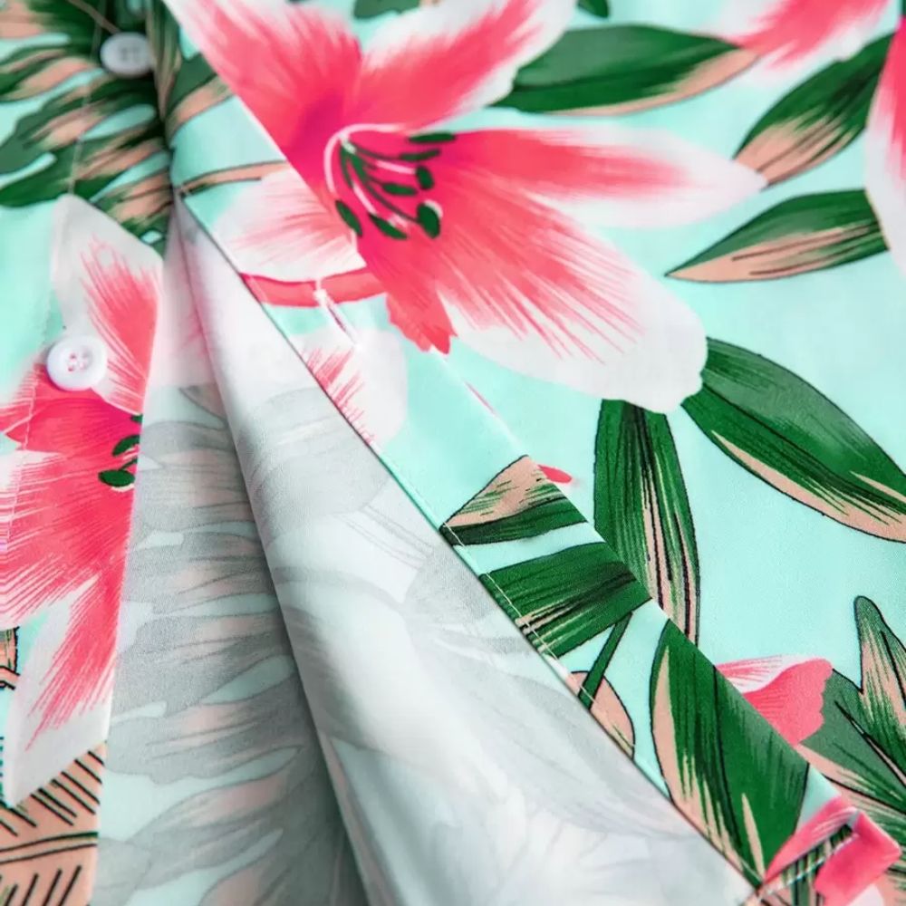 Detalhe do tecido da Camisa Vinser Brisa Rosa, evidenciando a estampa floral tropical em flores rosas e folhas verdes sobre fundo verde-claro, com acabamento leve e caimento suave.