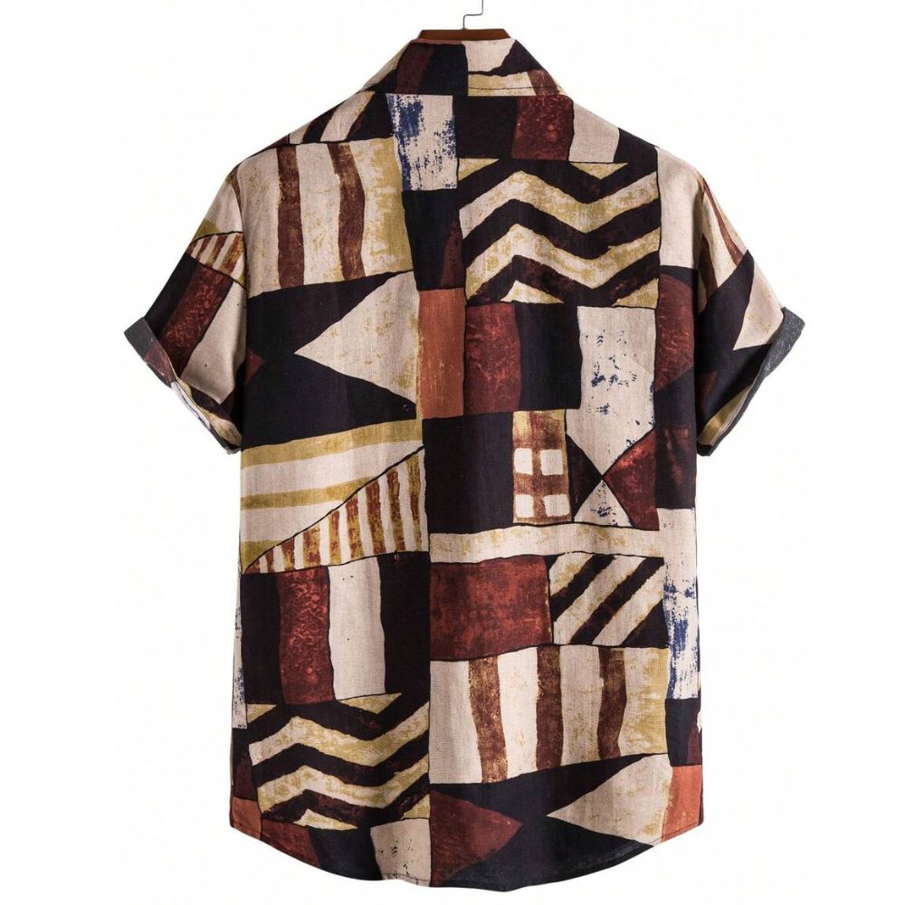 Camisa masculina Vinser Búzios de manga curta com estampa geométrica abstrata em tons terrosos, vinho, bege e preto, vista traseira.