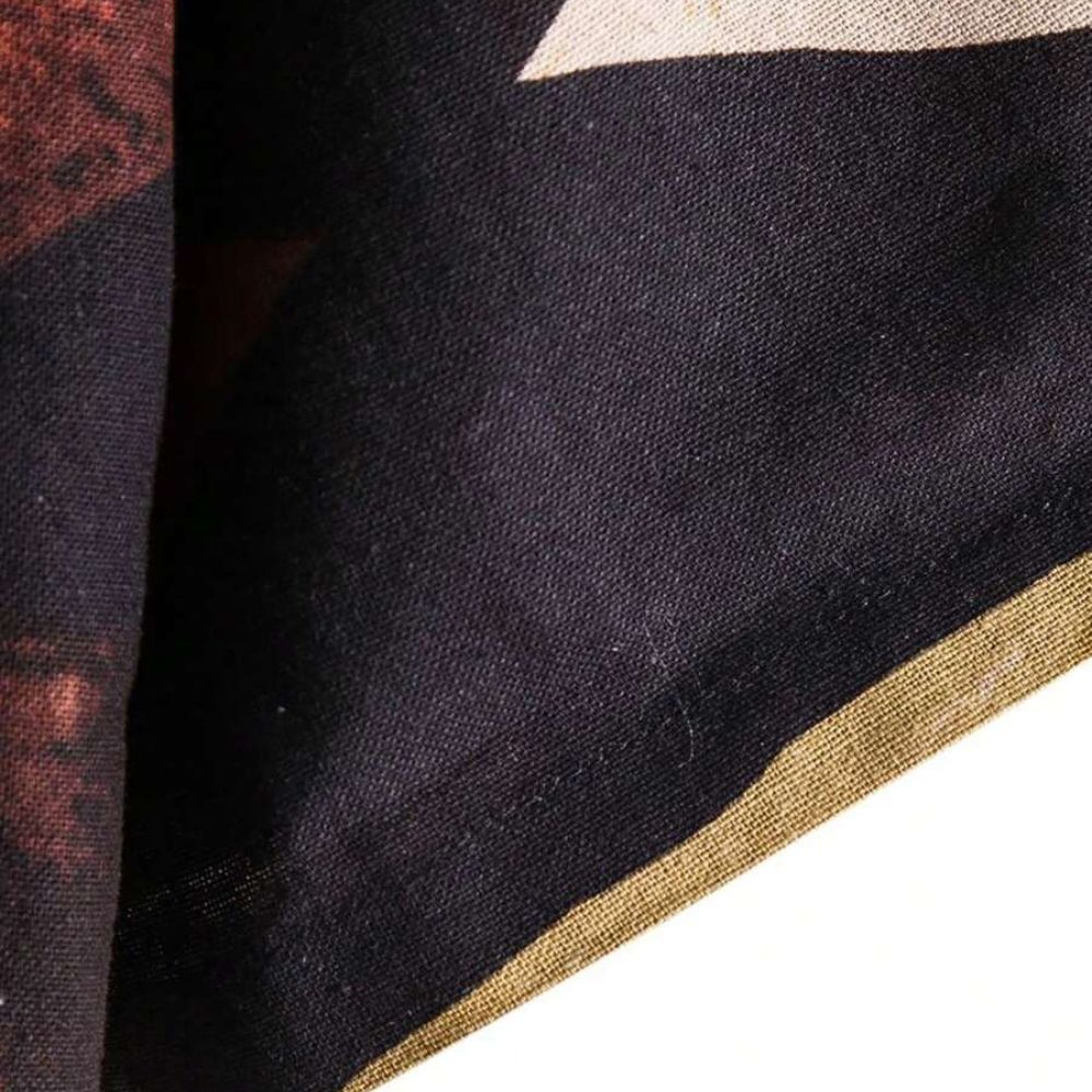 Detalhe do acabamento e da barra da camisa masculina Vinser Búzios, com tecido estampado em preto, bege e tons terrosos.