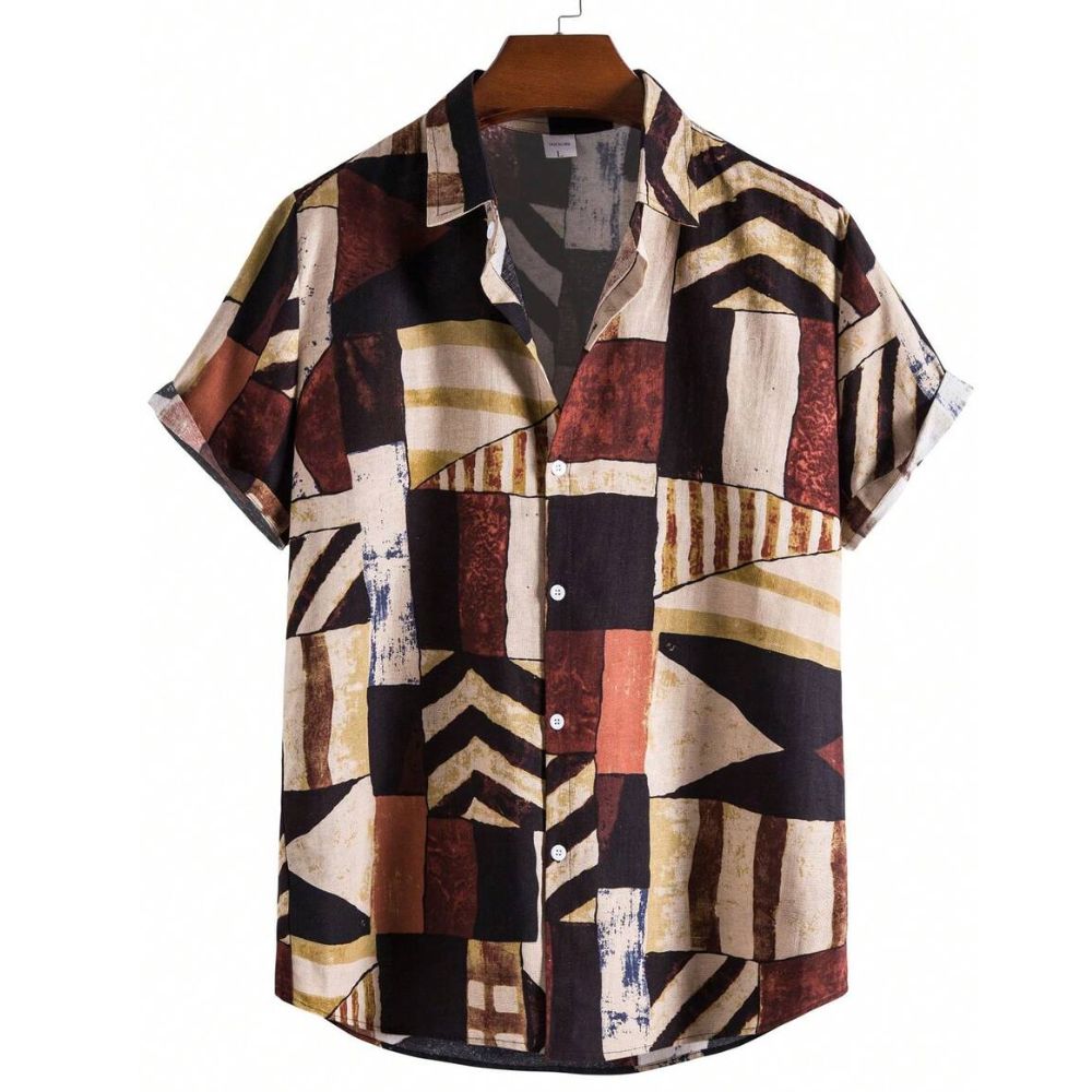 Camisa masculina Vinser Búzios de manga curta com estampa geométrica abstrata em tons terrosos, vinho, bege e preto, vista frontal.