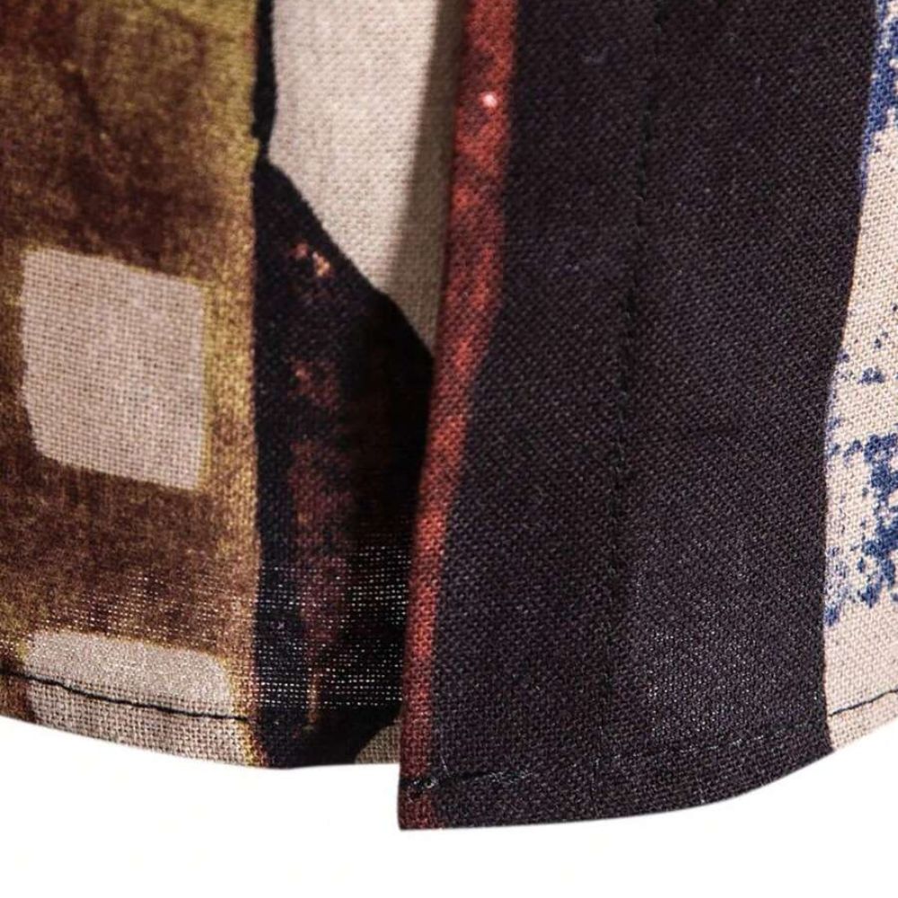 Detalhe do tecido e acabamento da camisa masculina Vinser Búzios, com estampa geométrica abstrata em tons terrosos, vinho, bege e preto.