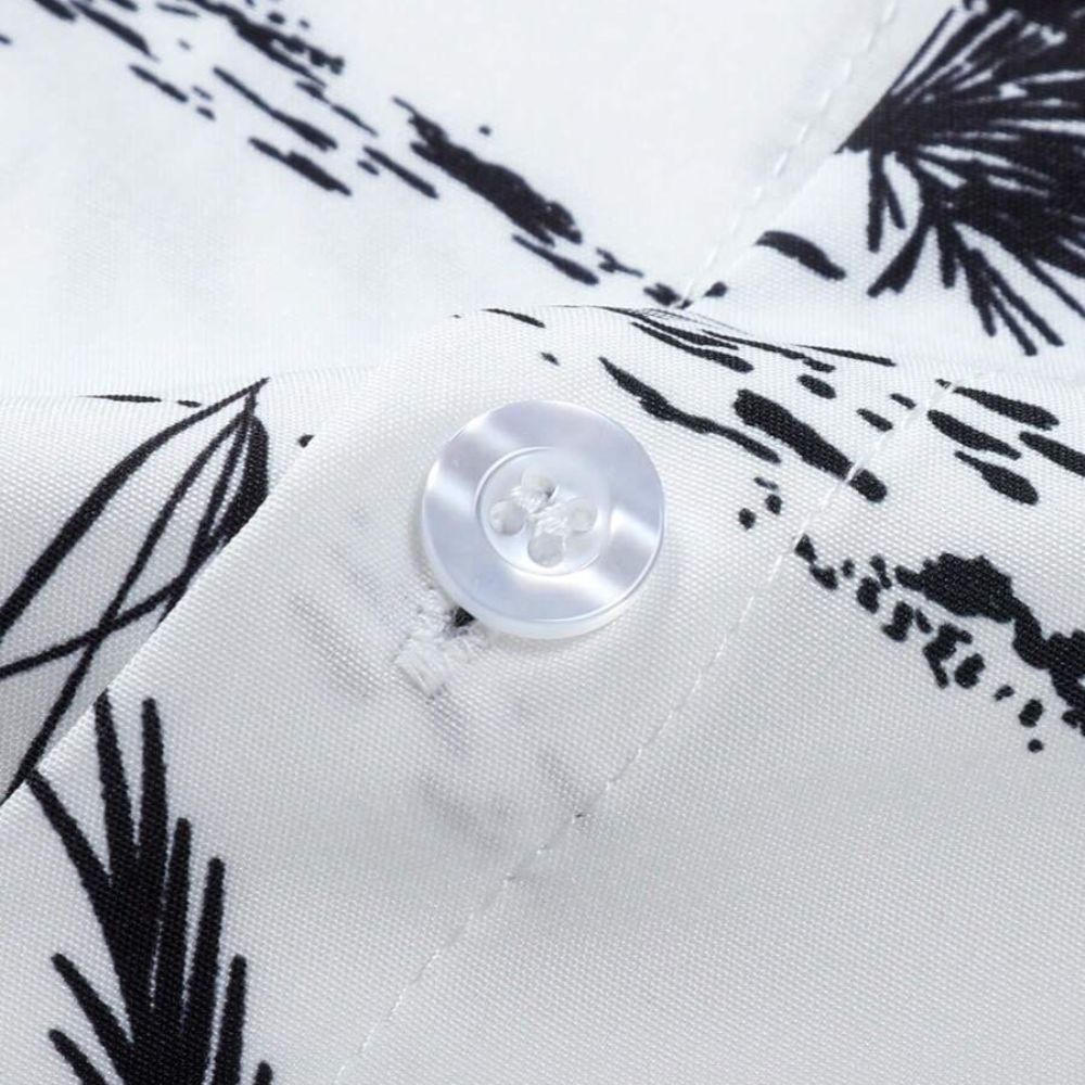 Detalhe do botão e do acabamento da camisa masculina Vinser Campeche com estampa náutica