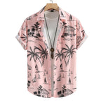 Camisa masculina Vinser Campeche Rosa vista frontal, com estampa tropical de palmeiras, veleiros e paisagens praianas em preto sobre fundo rosa, manga curta, gola cubana e caimento leve.
