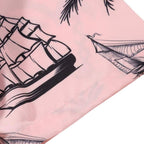 Detalhe da manga da camisa masculina Vinser Campeche Rosa, com estampa tropical de veleiros e paisagens praianas em preto sobre fundo rosa, evidenciando o acabamento da costura e a qualidade do tecido.