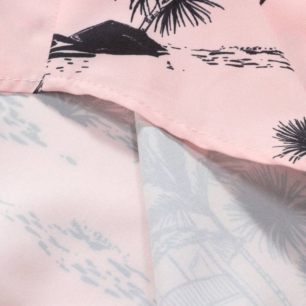 Detalhe do tecido da camisa masculina Vinser Campeche Rosa, com estampa tropical em preto sobre fundo rosa, destacando o acabamento da costura, a leveza e a qualidade do material.