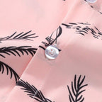 Detalhe do tecido da camisa masculina Vinser Campeche Rosa, com estampa tropical em preto sobre fundo rosa, destacando os botões, o acabamento da costura e a textura leve do material.