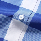 Detalhe do botão e acabamento da Camisa Vinser Campos do Jordão com estampa xadrez azul e branca