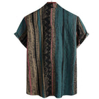 Vista traseira da Camisa Vinser Canion com estampa listrada em tons de verde-petróleo, preto, bege e marrom, modelagem de manga curta, gola tradicional e caimento leve, destacando o acabamento refinado e o design sofisticado.