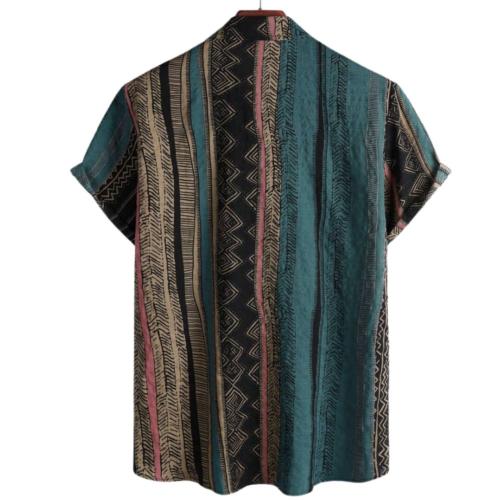 Vista traseira da Camisa Vinser Canion com estampa listrada em tons de verde-petróleo, preto, bege e marrom, modelagem de manga curta, gola tradicional e caimento leve, destacando o acabamento refinado e o design sofisticado.