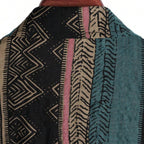 Detalhe da parte traseira da Camisa Vinser Canion, destacando a gola, as costuras reforçadas e a estampa listrada em tons de verde-petróleo, preto, bege e marrom, evidenciando o acabamento refinado e a qualidade do tecido.