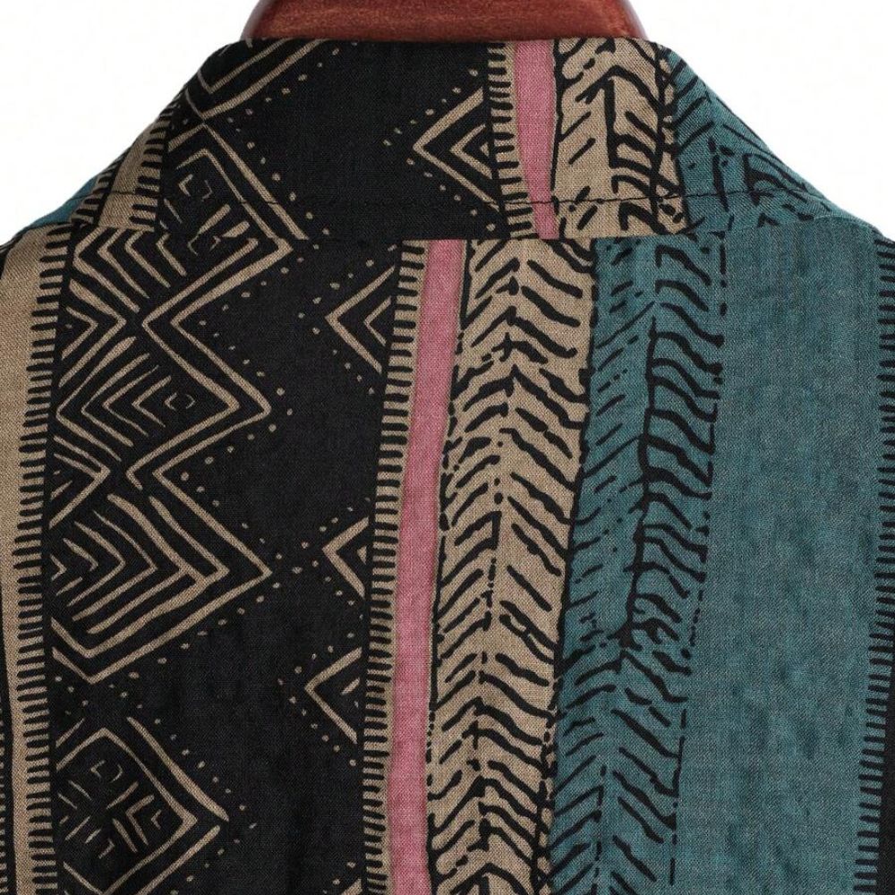 Detalhe da parte traseira da Camisa Vinser Canion, destacando a gola, as costuras reforçadas e a estampa listrada em tons de verde-petróleo, preto, bege e marrom, evidenciando o acabamento refinado e a qualidade do tecido.