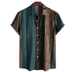 Vista frontal da Camisa Vinser Canion com estampa listrada em tons de verde-petróleo, preto, bege e marrom, manga curta, gola tradicional e caimento leve, ideal para um visual casual sofisticado e confortável.