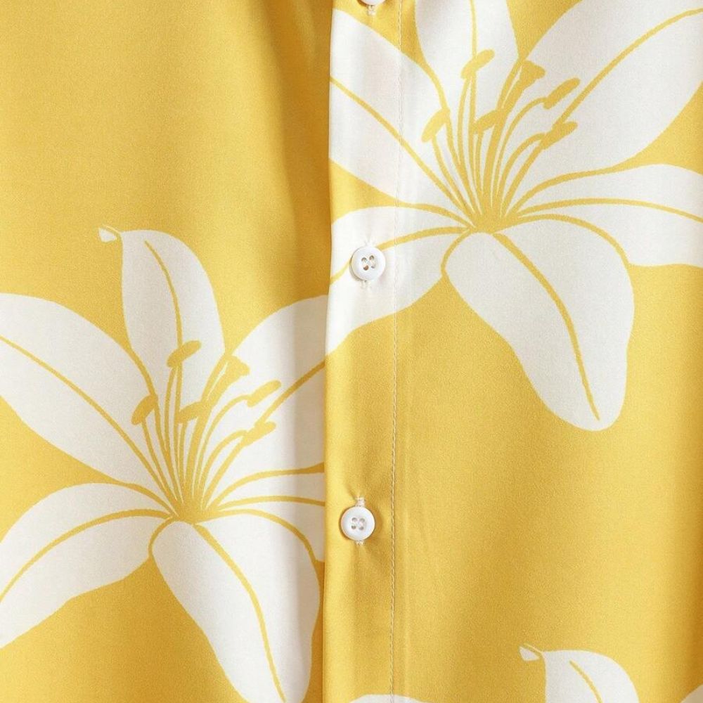 Detalhe dos botões de camisa Vinser Cannes masculina amarela com estampa floral branca