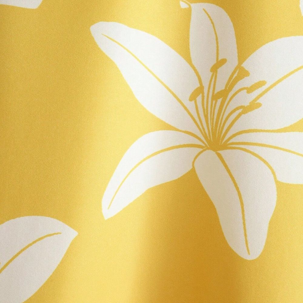 Detalhe da estampa floral branca de camisa Vinser Cannes masculina amarela