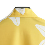 Detalhe da gola de camisa Vinser Cannes masculina amarela com estampa floral branca
