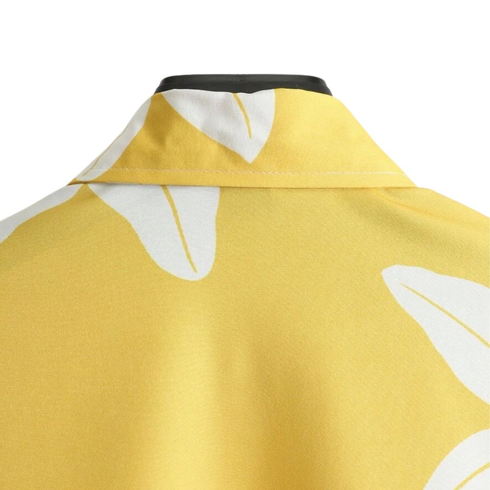 Detalhe da gola de camisa Vinser Cannes masculina amarela com estampa floral branca