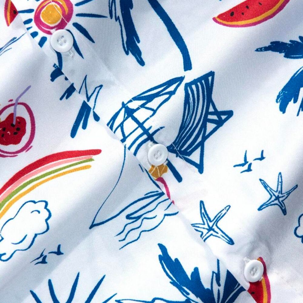 Detalhe dos botões e da estampa tropical da camisa masculina Vinser Canoa branca.