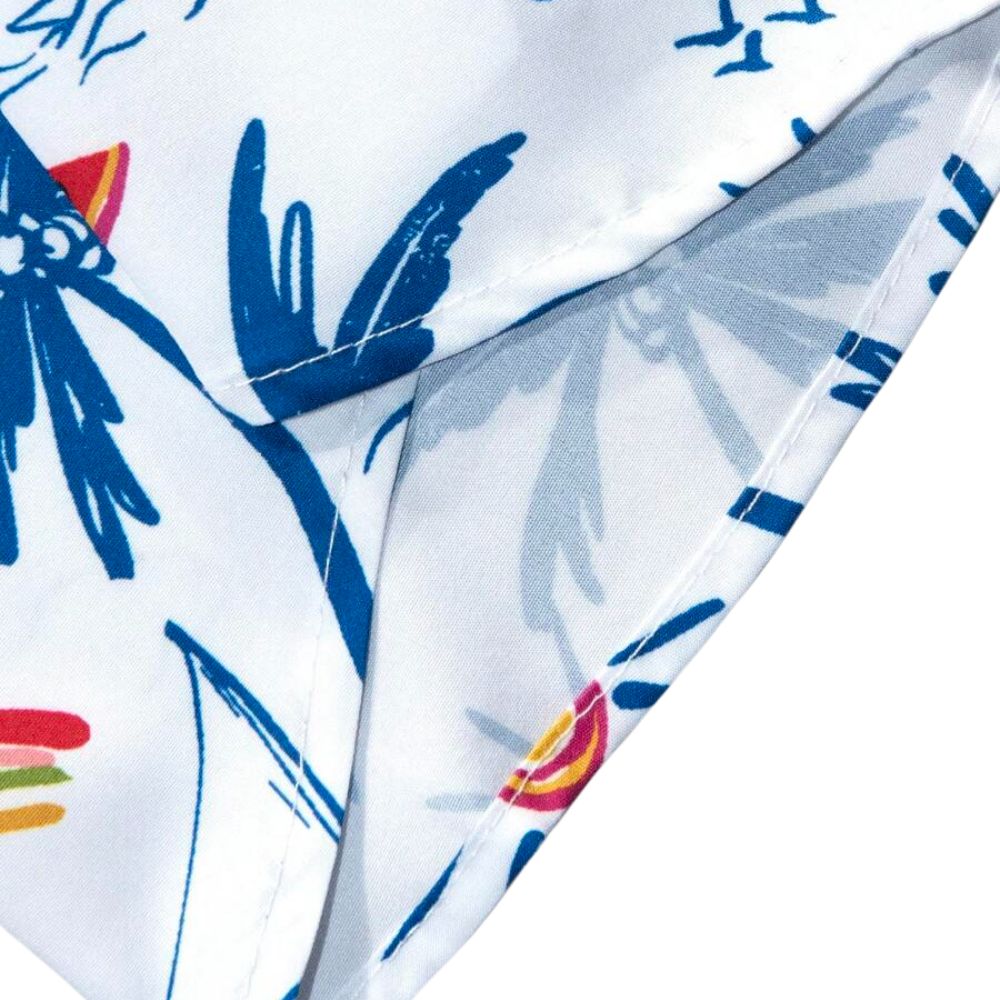 Detalhe do tecido da camisa masculina Vinser Canoa branca com estampa tropical azul.