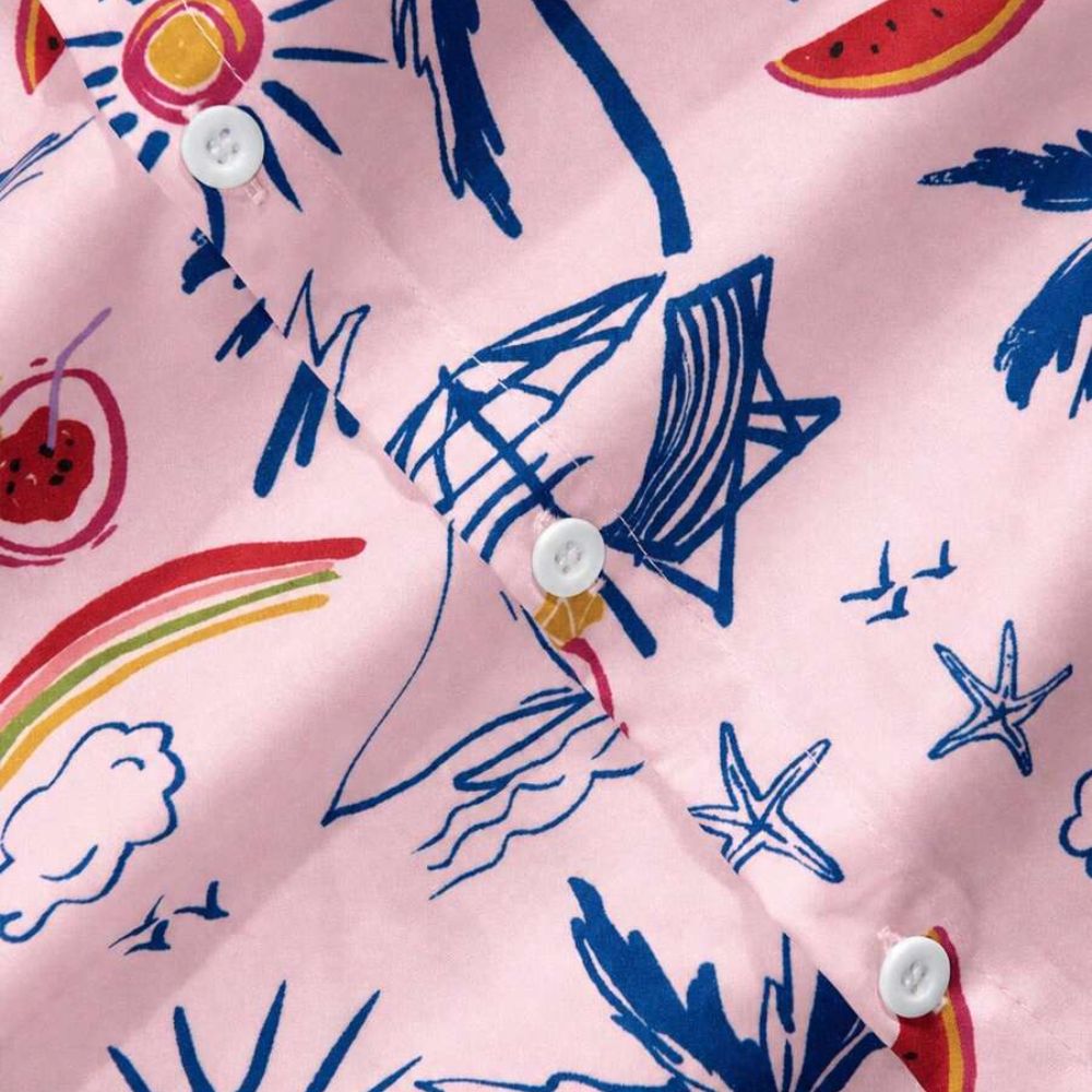 Detalhe dos botões e da estampa tropical da camisa masculina Vinser Canoa rosa.