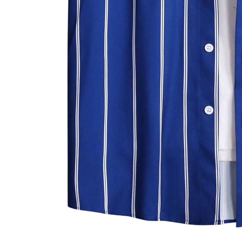 Detalhe da Camisa Vinser Capri masculina azul com listras verticais brancas e botões