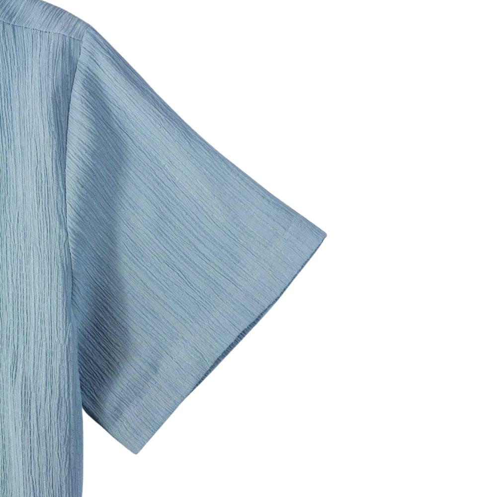 Detalhe da manga curta e textura do tecido da Camisa Vinser Cascais azul-claro