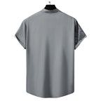 Vista traseira da camisa masculina Vinser Cinza Sakura na cor cinza, com modelagem reta, gola padre, mangas curtas e tecido leve com acabamento premium.