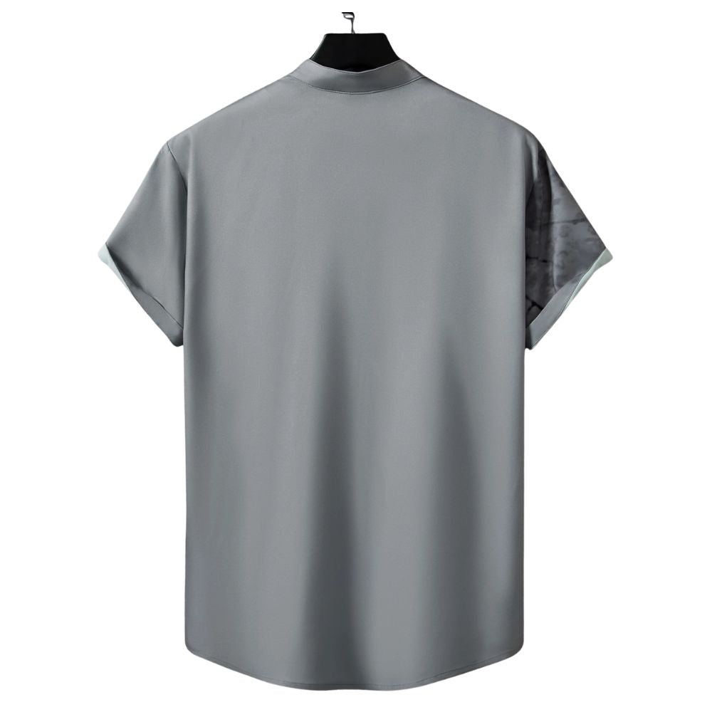 Vista traseira da camisa masculina Vinser Cinza Sakura na cor cinza, com modelagem reta, gola padre, mangas curtas e tecido leve com acabamento premium.