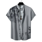 Vista frontal da camisa masculina Vinser Cinza Sakura na cor cinza, com estampa inspirada em galhos de cerejeira em preto, gola padre, mangas curtas e tecido leve com acabamento premium.