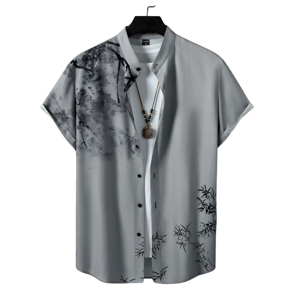 Vista frontal da camisa masculina Vinser Cinza Sakura na cor cinza, com estampa inspirada em galhos de cerejeira em preto, gola padre, mangas curtas e tecido leve com acabamento premium.