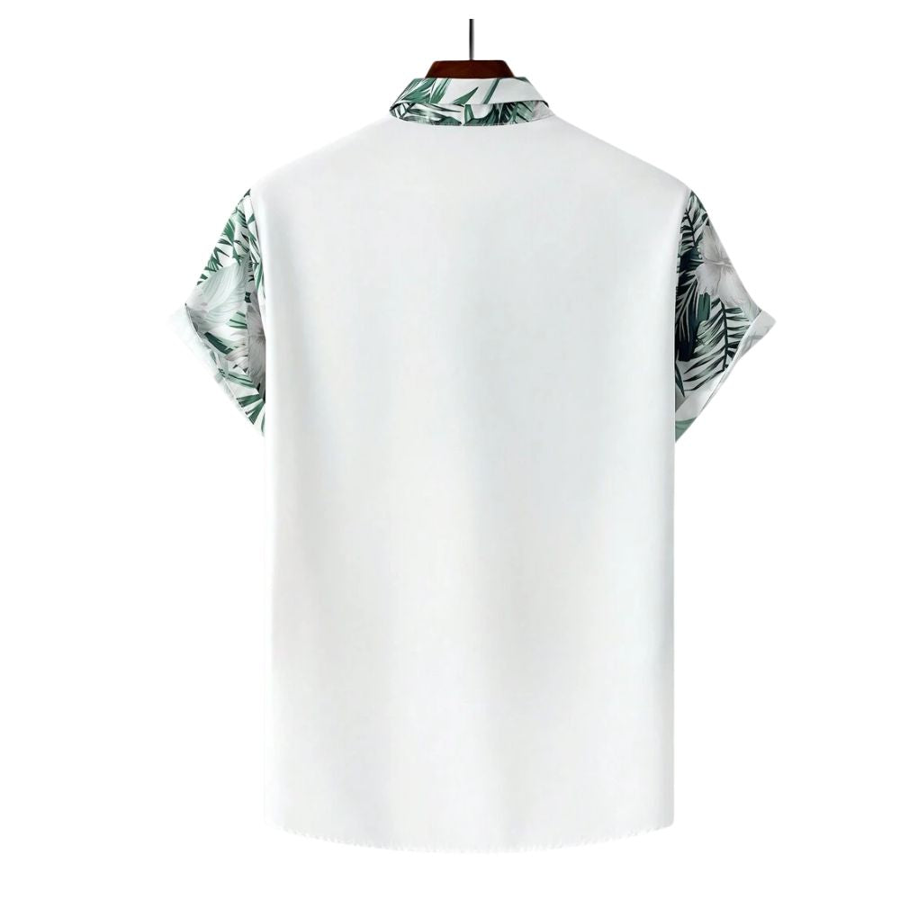 Camisa masculina Vinser Comporta branca vista de costas, com detalhes de folhagens verdes nas mangas e na gola.