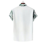 Camisa masculina Vinser Comporta branca vista de costas, com detalhes de folhagens verdes nas mangas e na gola.