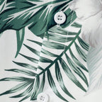 Detalhe da camisa masculina Vinser Comporta branca com estampa de folhagens verdes e botões frontais.