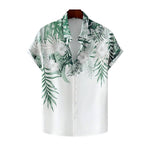 Camisa masculina Vinser Comporta branca com estampa de folhagens e flores tropicais em tons de verde.