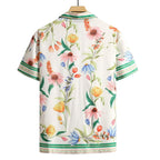 Vista traseira da camisa masculina Vinser Copacabana branca com estampa floral colorida e manga curta